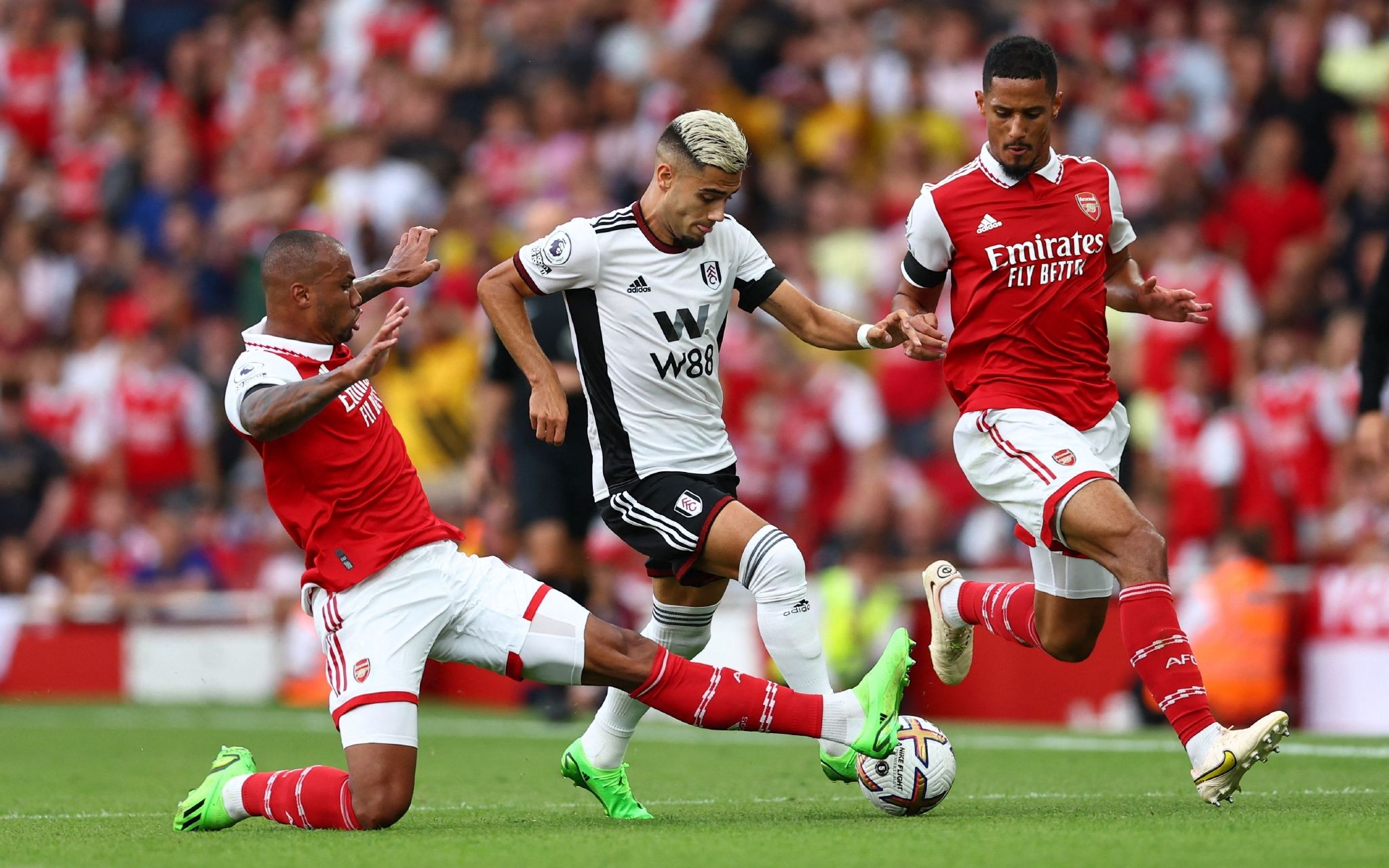 时出任伪九 时出任伪九